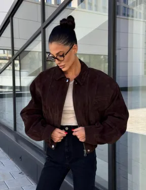 Женская короткая натуральная замшевая куртка - цвет коричневый