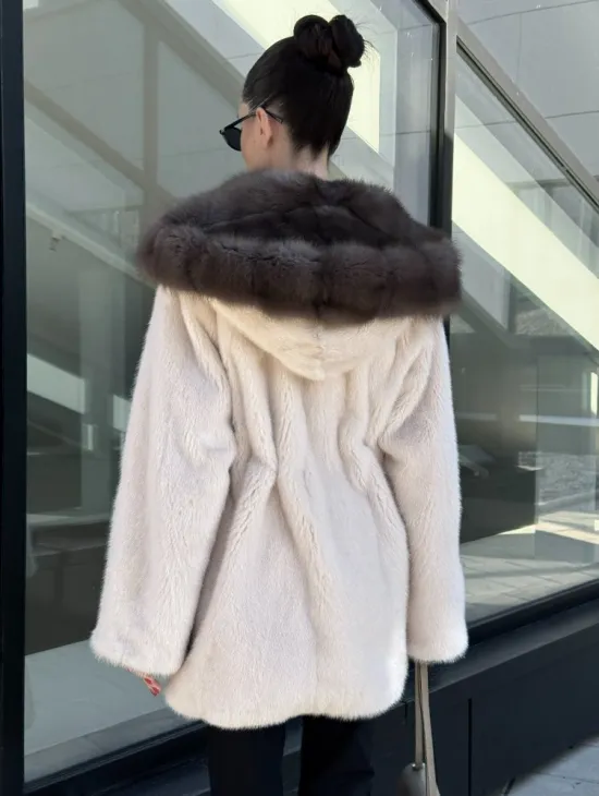 Полушубок из светлой норки с капюшоном куница с поясом