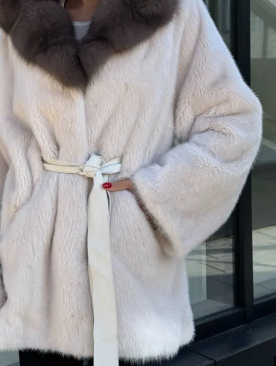 Полушубок из светлой норки с капюшоном куница с поясом