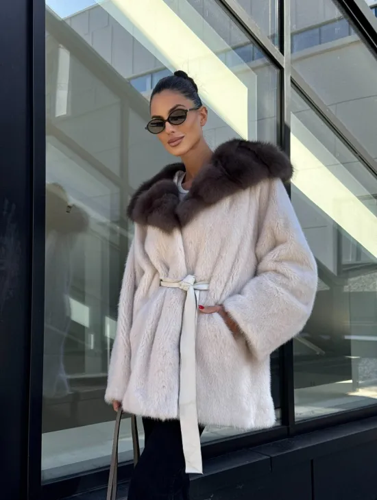 Полушубок из светлой норки с капюшоном куница с поясом