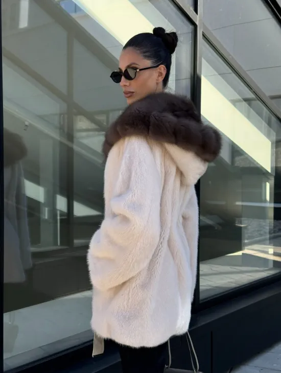 Полушубок из светлой норки с капюшоном куница с поясом