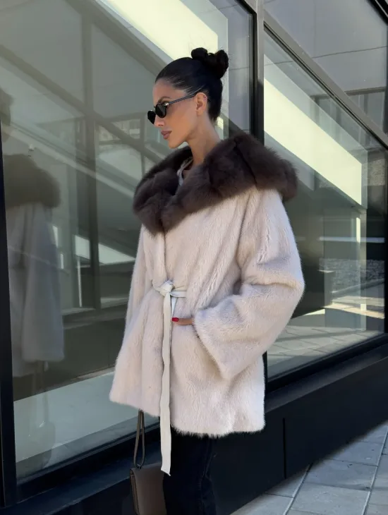 Полушубок из светлой норки с капюшоном куница с поясом