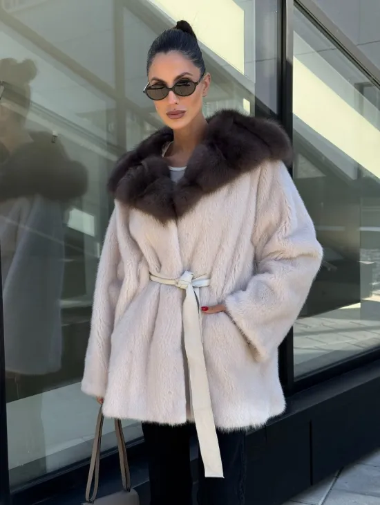 Полушубок из светлой норки с капюшоном куница с поясом