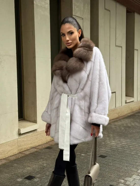 Шуба Oversize из норки с потайным поясом и английским воротником из меха куницы