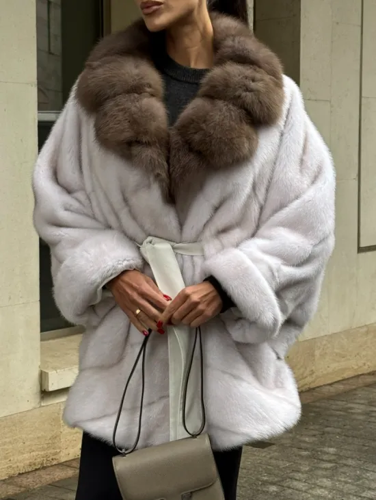 Шуба Oversize из норки с потайным поясом и английским воротником из меха куницы