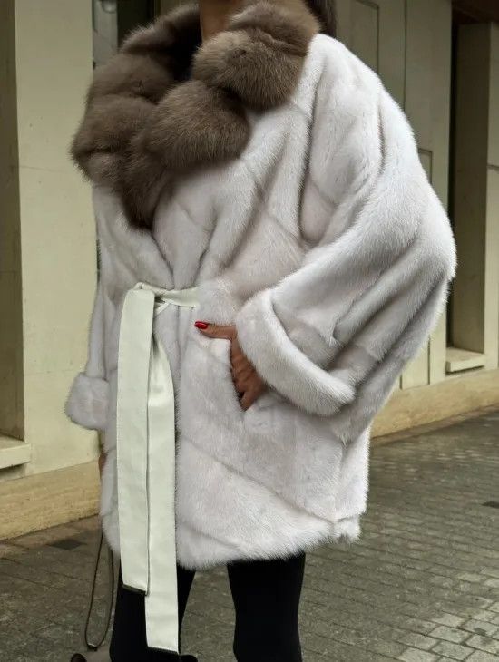 Шуба Oversize из норки с потайным поясом и английским воротником из меха куницы
