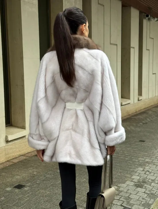 Шуба Oversize из норки с потайным поясом и английским воротником из меха куницы