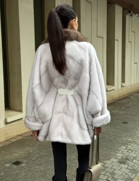 Шуба Oversize из норки с потайным поясом и английским воротником из меха куницы
