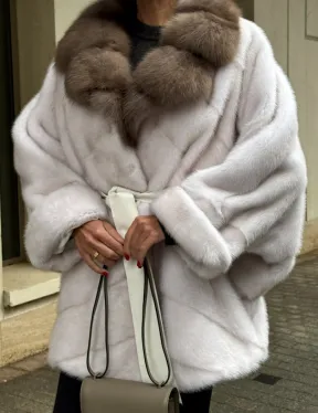 Шуба Oversize из норки с потайным поясом и английским воротником из меха куницы