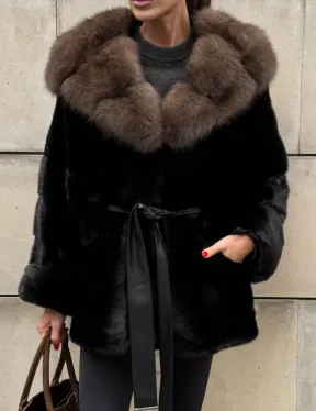 Шуба автоледи из норки Black с потайным поясом и капюшоном из меха куницы