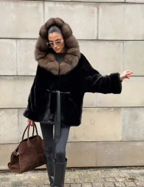 Шуба автоледи из норки Black с потайным поясом и капюшоном из меха куницы