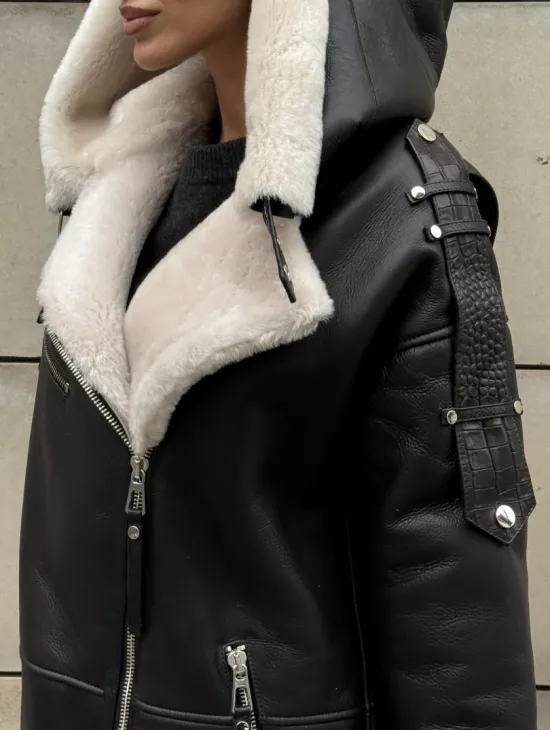 Черная удлиненная дубленка авиатор  с капюшоном на белой овчине