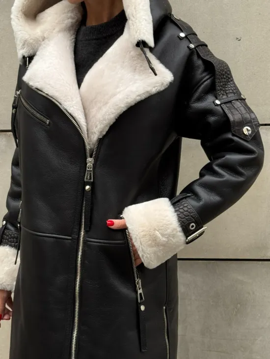 Черная удлиненная дубленка авиатор  с капюшоном на белой овчине