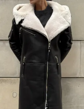Черная удлиненная дубленка авиатор  с капюшоном на белой овчине