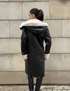 Черная удлиненная дубленка авиатор  с капюшоном на белой овчине