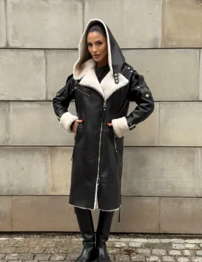 Черная удлиненная дубленка авиатор  с капюшоном на белой овчине