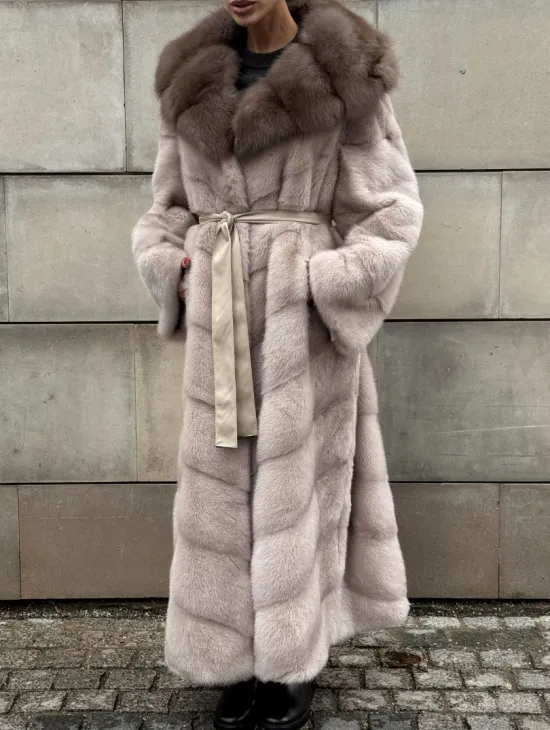 Длинная норковая шуба прямого кроя с капюшоном из меха куницы