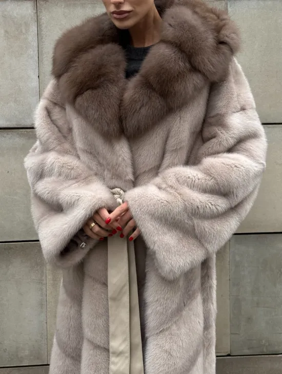Длинная норковая шуба прямого кроя с капюшоном из меха куницы