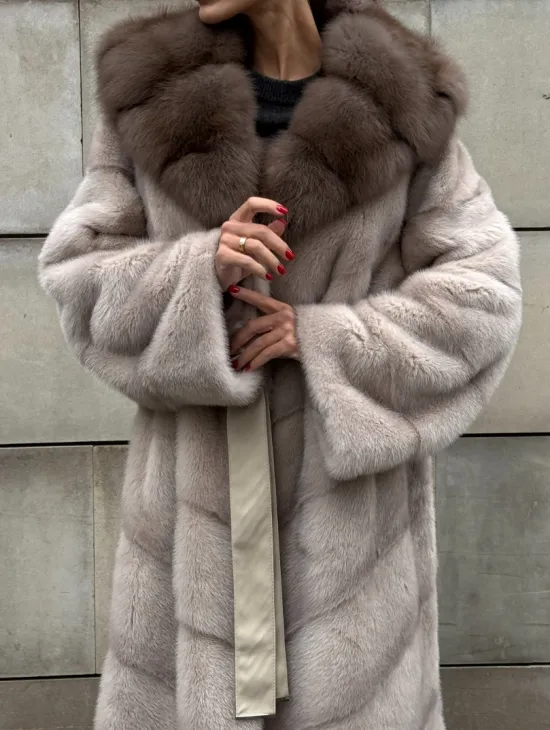 Длинная норковая шуба прямого кроя с капюшоном из меха куницы