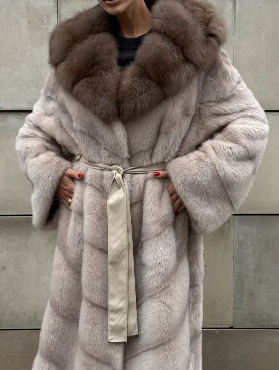 Длинная норковая шуба прямого кроя с капюшоном из меха куницы