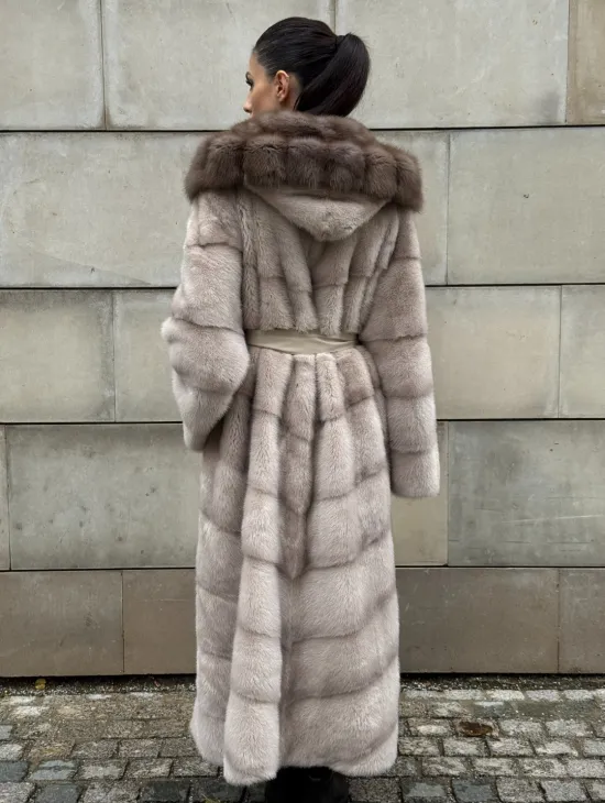 Длинная норковая шуба прямого кроя с капюшоном из меха куницы