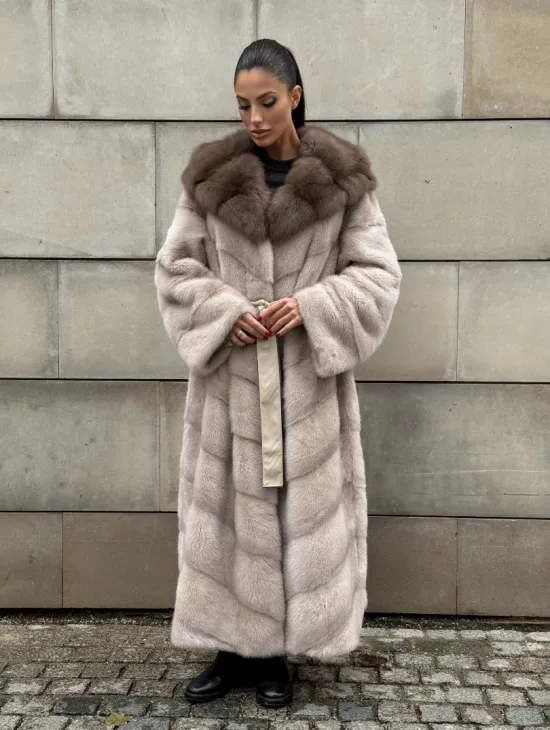 Длинная норковая шуба прямого кроя с капюшоном из меха куницы