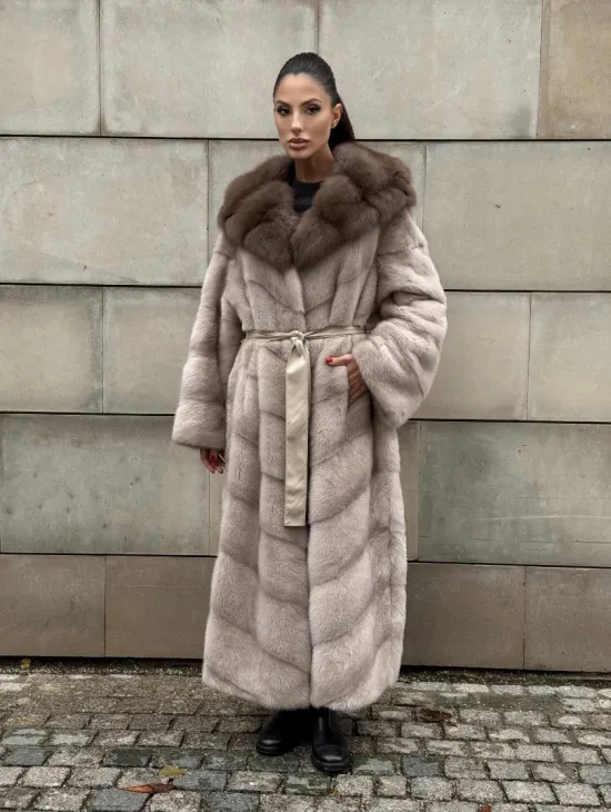 Длинная норковая шуба прямого кроя с капюшоном из меха куницы
