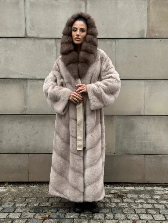 Длинная норковая шуба прямого кроя с капюшоном из меха куницы