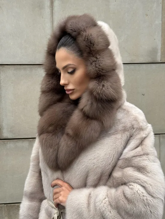 Длинная норковая шуба прямого кроя с капюшоном из меха куницы