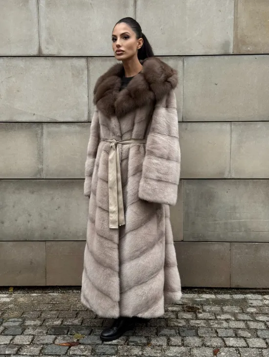 Длинная норковая шуба прямого кроя с капюшоном из меха куницы
