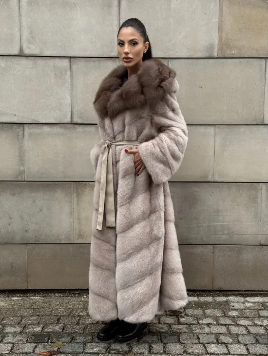 Длинная норковая шуба прямого кроя с капюшоном из меха куницы