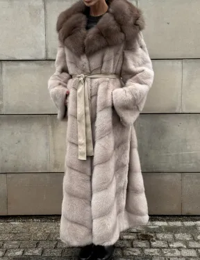Длинная норковая шуба прямого кроя с капюшоном из меха куницы