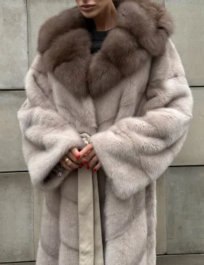 Длинная норковая шуба прямого кроя с капюшоном из меха куницы
