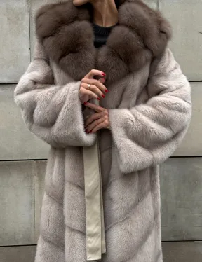 Длинная норковая шуба прямого кроя с капюшоном из меха куницы