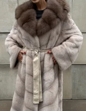 Длинная норковая шуба прямого кроя с капюшоном из меха куницы