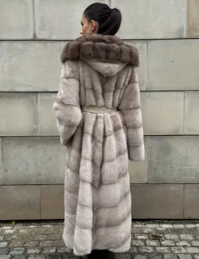 Длинная норковая шуба прямого кроя с капюшоном из меха куницы
