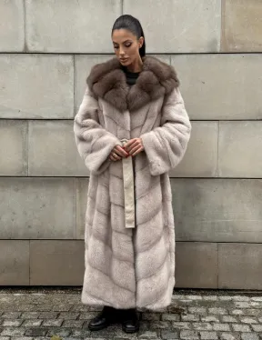 Длинная норковая шуба прямого кроя с капюшоном из меха куницы