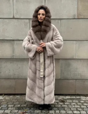 Длинная норковая шуба прямого кроя с капюшоном из меха куницы