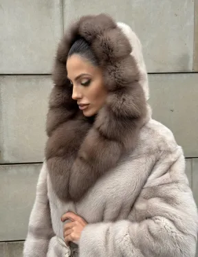 Длинная норковая шуба прямого кроя с капюшоном из меха куницы