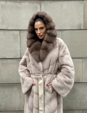 Длинная норковая шуба прямого кроя с капюшоном из меха куницы