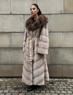 Длинная норковая шуба прямого кроя с капюшоном из меха куницы