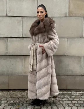 Длинная норковая шуба прямого кроя с капюшоном из меха куницы