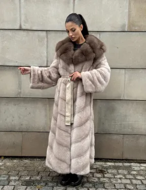 Длинная норковая шуба прямого кроя с капюшоном из меха куницы