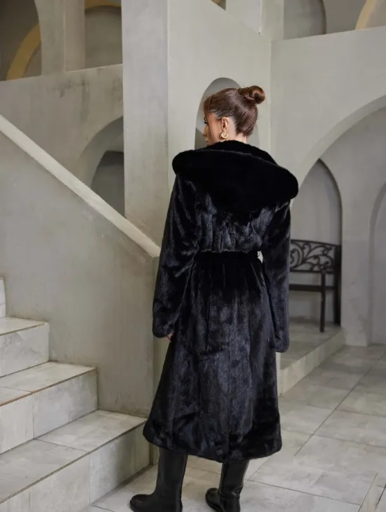 Классическая норковая шуба с капюшоном кобра черного цвета