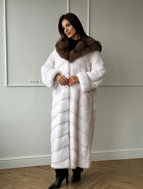 Шуба фасон кимоно из аукционной норки с капюшоном кобра из меха куницы