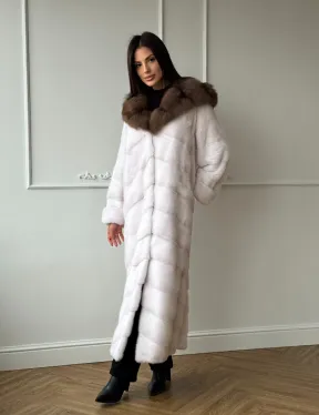 Шуба фасон кимоно из аукционной норки с капюшоном кобра из меха куницы