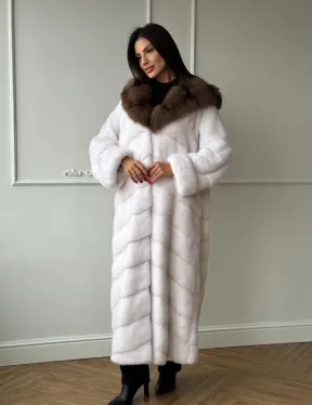 Шуба фасон кимоно из аукционной норки с капюшоном кобра из меха куницы