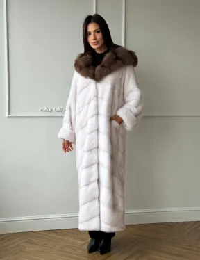 Шуба фасон кимоно из аукционной норки с капюшоном кобра из меха куницы