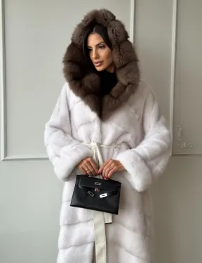 Шуба фасон кимоно из аукционной норки с капюшоном кобра из меха куницы