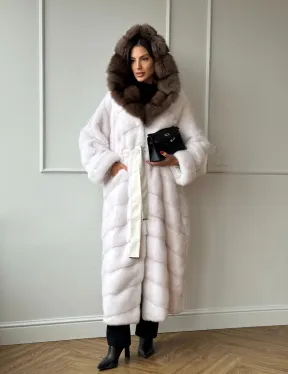 Шуба фасон кимоно из аукционной норки с капюшоном кобра из меха куницы